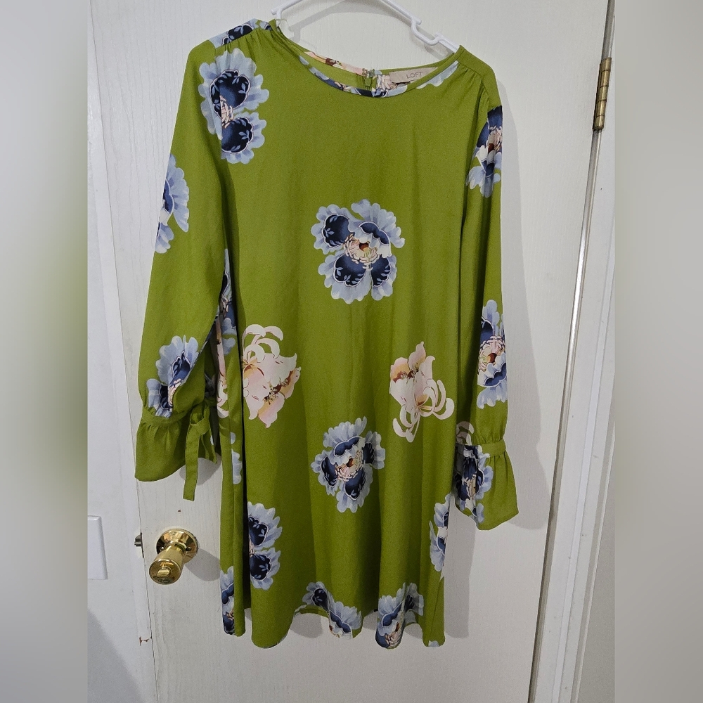 Medium Loft Floral Green Long Sleeve Dress
